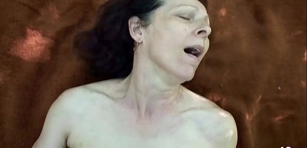 74 Jahre alte Oma im Wald beim Altersheim von jungen Typen POV gefickt